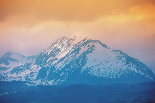 Hermosas Montañas Cubiertas Nieve Contra Telón Fondo Cielo Atardecer Con — Foto de Stock