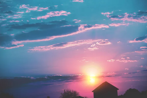 Venkovská Krajina Krásnou Gradientní Oblohou Při Západu Slunce Silueta Domů — Stock fotografie