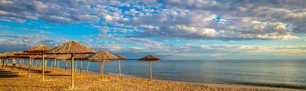 Seascape Dengan Payung Jerami Pantai Berpasir Langit Mendung Yang Indah — Stok Foto