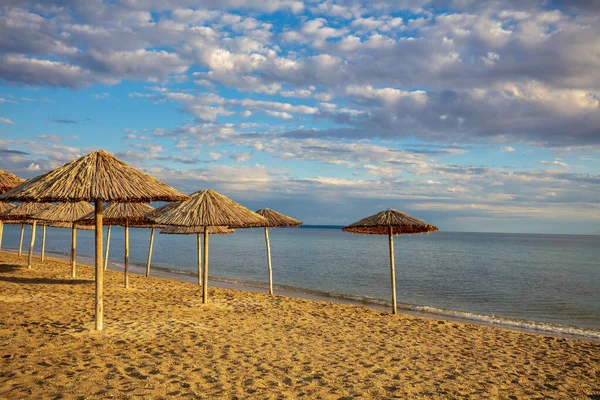Seascape Dengan Payung Jerami Pantai Berpasir Pantai Kosong Saat Matahari — Stok Foto
