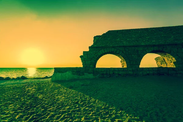 日落时分在凯撒地区古城古罗马渡槽的遗迹 以色列 — 图库照片