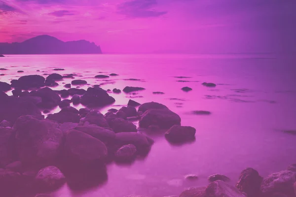 Pôr Sol Sobre Uma Costa Rochosa Mar Cor Violeta Veludo — Fotografia de Stock