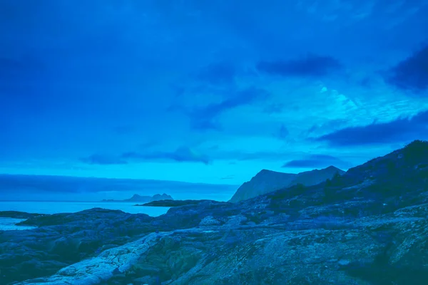 Hermoso Paisaje Marino Rocoso Por Noche Azul Tonificado Desierto Noruega — Foto de Stock