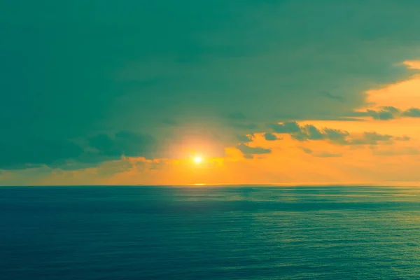 Sabahın Erken Saatlerinde Deniz Manzarası Denizin Üzerinde Gün Doğumu — Stok fotoğraf