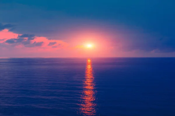 早朝の海辺の風景 海の上の日の出 — ストック写真