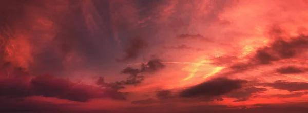 Panorama Horizontal Dramático Céu Nebuloso Vermelho Brilhante Pôr Sol Textura — Fotografia de Stock