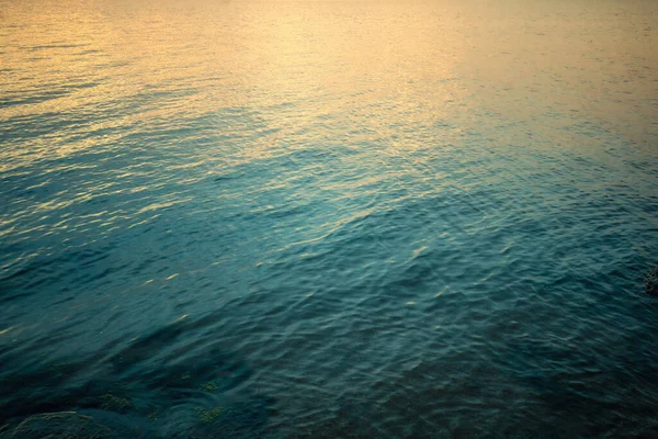 Horní Pohled Mořskou Vodu Při Západu Slunce Abstraktní Přírodní Krajina — Stock fotografie