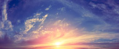 Gün batımında renkli bulutlu bir gökyüzü manzarası. Gökyüzü dokusu. Soyut doğa arkaplanı
