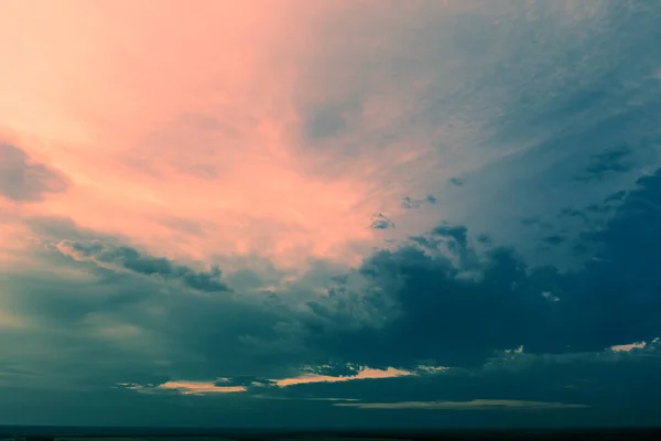 Dramatyczne Zachmurzone Niebo Zachodzie Słońca Tekstura Nieba Abstrakcyjne Tło Natury — Zdjęcie stockowe