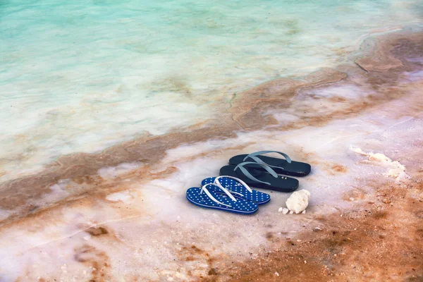 Strand Scene Dode Zee Kust Vrouwelijke Mannelijke Slippers Sandalen Het — Stockfoto