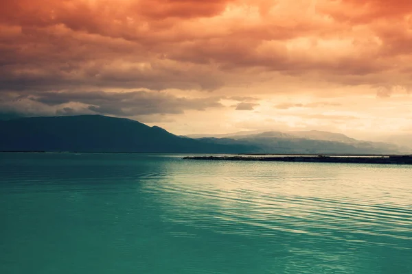 Морська Плита Драматичному Світлі Мертве Море Під Час Заходу Сонця — стокове фото