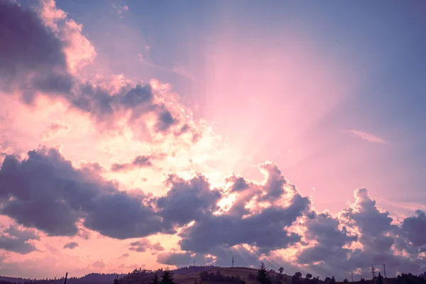 Lila Bewölkter Himmel Bei Sonnenuntergang Über Den Bergen Himmelsstruktur Hintergrund — Stockfoto