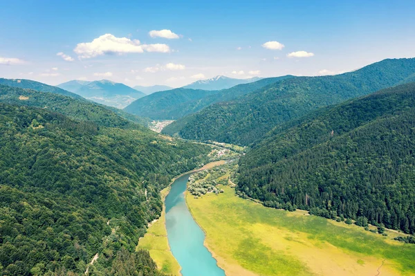 Krajobraz Górski Latem Widok Pasmo Górskie Rzekę Dolinie — Zdjęcie stockowe