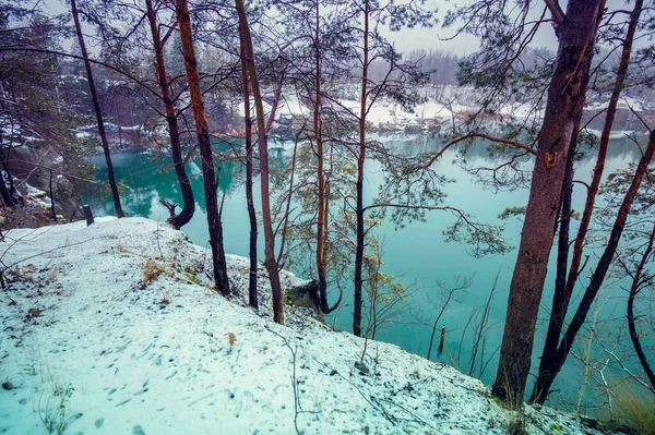 Lagoa Rochosa Bonita Com Pinheiros Inverno — Fotografia de Stock