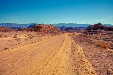 Dağ çölü manzarası. Timna Parkı 'ndaki toprak yol, Eilat, İsrail