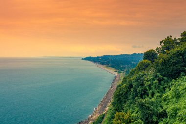 Yaz sabahında deniz manzarası. Georgia, Batumi Botanik Bahçesinden güzel manzara