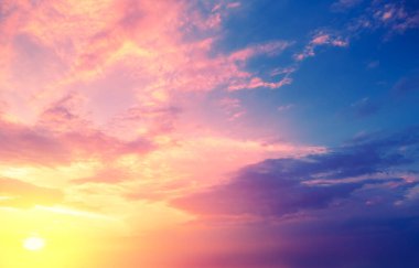 renkli bulutlu gökyüzü günbatımı