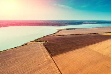 Sonbahar güneşli bir günde tarıma elverişli tarlalar ve nehir manzarası. Khadzhibey Estuary, Ukrayna