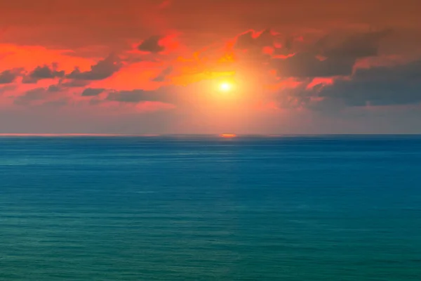 Sabahın Erken Saatlerinde Deniz Manzarası Denizin Üzerinde Gün Doğumu — Stok fotoğraf