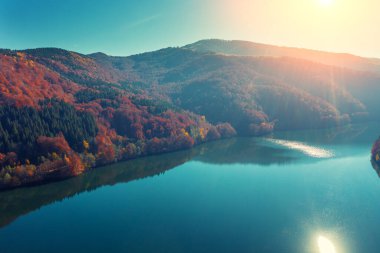 Sonbaharda gölde yansıması olan güzel dağ manzarası.