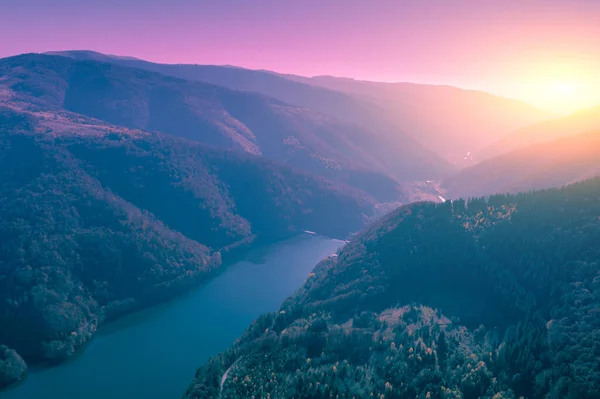 秋の湖を反映した美しい山の風景 — ストック写真