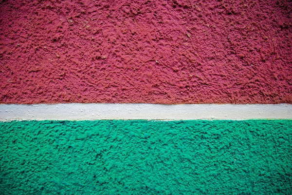 Бетонная Стена Наполовину Окрашена Зелено Фиолетовой Краской Абстрактный Гранж — стоковое фото