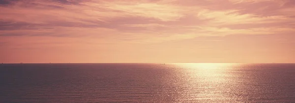 Seascape Brzy Ráno Krásný Studený Východ Slunce Jasnou Oblohou Nad — Stock fotografie
