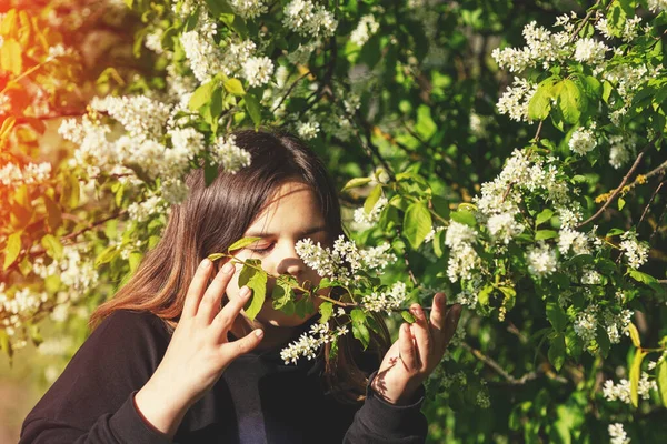 Ung Flicka Sniffar Blommor Träden Parken Solig Dag — Stockfoto