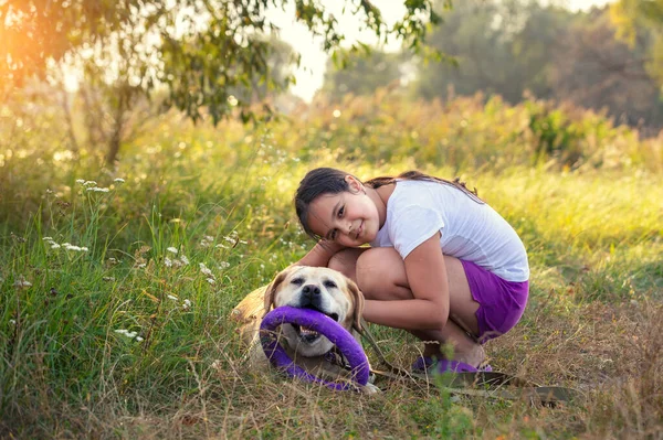 Labrador Köpeği Olan Mutlu Genç Kız Yaz Bahçesinde Oynuyor — Stok fotoğraf