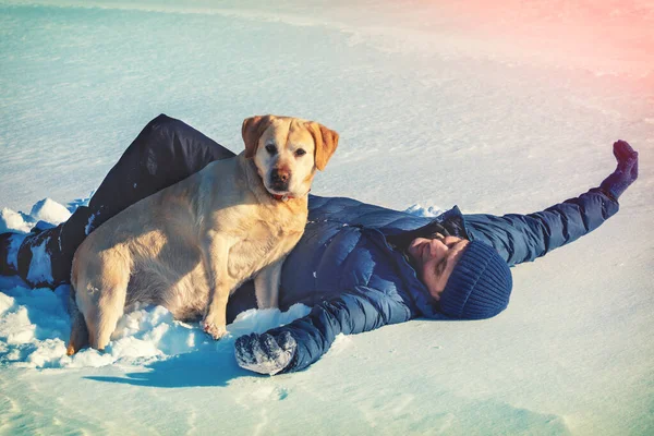 Happy Smiling Man Labrador Retriever Dog Lying Snow — Stock Photo, Image