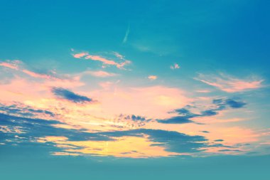 Gün batımında renkli bulutlu bir gökyüzü. Gökyüzü dokusu. Soyut doğa arkaplanı