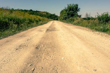 Issız bir kır yolu güneşli bir yaz gününde