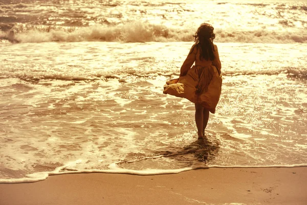 Θαλασσινό Τοπίο Κατά Διάρκεια Ενός Χρυσού Ηλιοβασιλέματος Γυναίκα Στην Παραλία — Φωτογραφία Αρχείου