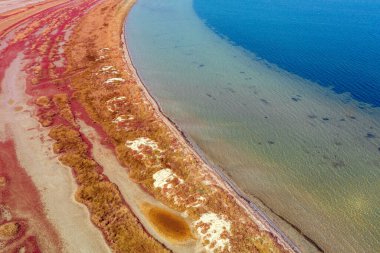 Halkımızın en üst manzarası ve renkli kıyı. Ulusal park Tuzlovsky haliçleri. Ukrayna