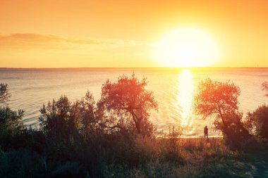 Sonbaharda güzel bir günbatımında akşamları deniz manzarası