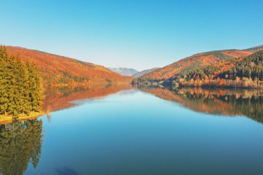 Sonbaharda gölde yansıması olan güzel dağ manzarası