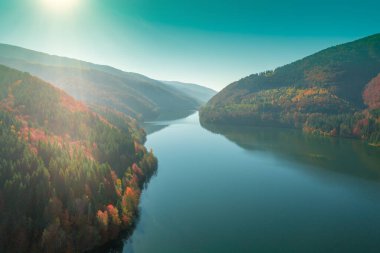 Sonbaharda gölü olan güzel dağ manzarası