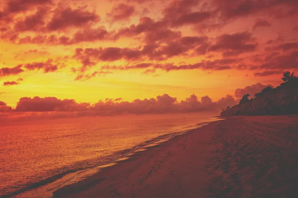 日没に海の上に赤いオレンジ色の輝く曇りの空 — ストック写真