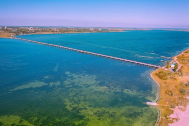 Budaki Gölü 'ndeki yaya köprüsü. Serhiivka, Odesa oblast, Ukrayna