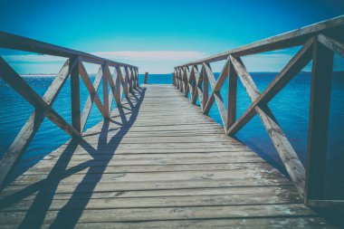 Sabahın erken saatlerinde gölün kıyısındaki tahta iskele.