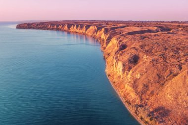 Gün batımında deniz manzarası. Hava görüntüsü. Ukrayna, Avrupa 'da sonbaharda deniz ve dik kil kıyıları