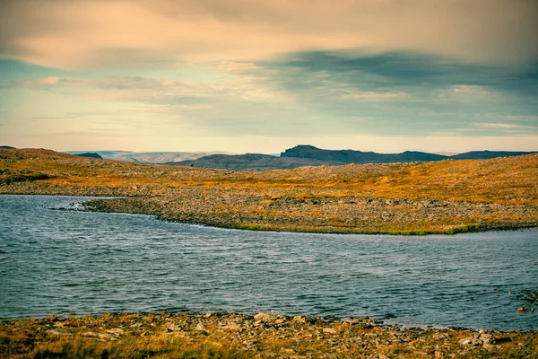 Paisaje Norte Minimalista Río Montaña Valle Hermoso Desierto Noruega — Foto de Stock