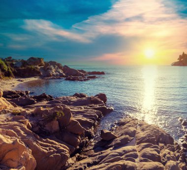 Güneşli bir günde Rocky deniz manzarası, Chalkidiki 'de Ege Denizi manzarası, Vourvourou plajı, Yunanistan