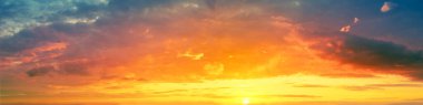 Renkli bulutlu gökyüzü günbatımı. Gradyan Rengi