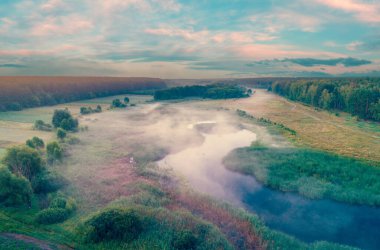 Havadan görünümü kırsal ve puslu sabah nehirde. Ağaçlar Nehri boyunca. Zaman güneş doğmadan önce. Yukarıdan görüntülemek