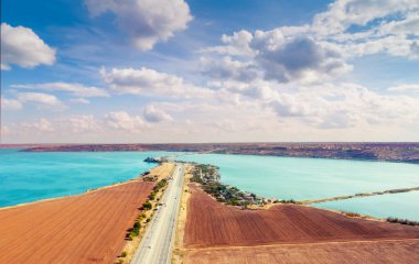 Khadzhibey Estuary üzerindeki karayolu ve asma köprü manzarası. Ukrayna