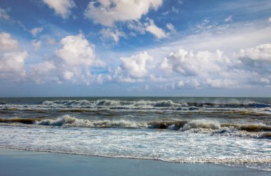 Akşamları deniz manzarası. Fırtınalı deniz