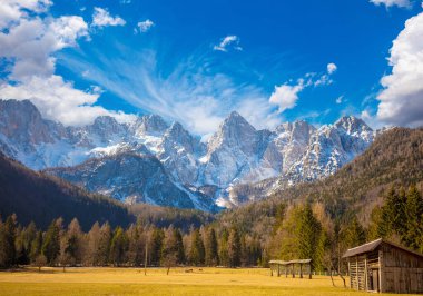 Dağların tepesi karla kaplıdır. Triglav Milli Parkı. Slovenya, Avrupa