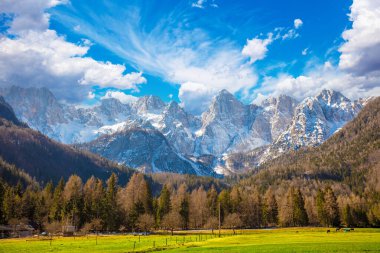 Dağların tepesi karla kaplıdır. Triglav Milli Parkı. Slovenya, Avrupa