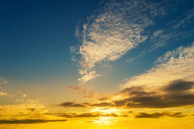 Gün batımında renkli bulutlu bir gökyüzü. Rengi değişmiş. Gökyüzü dokusu. Soyut doğa arkaplanı
